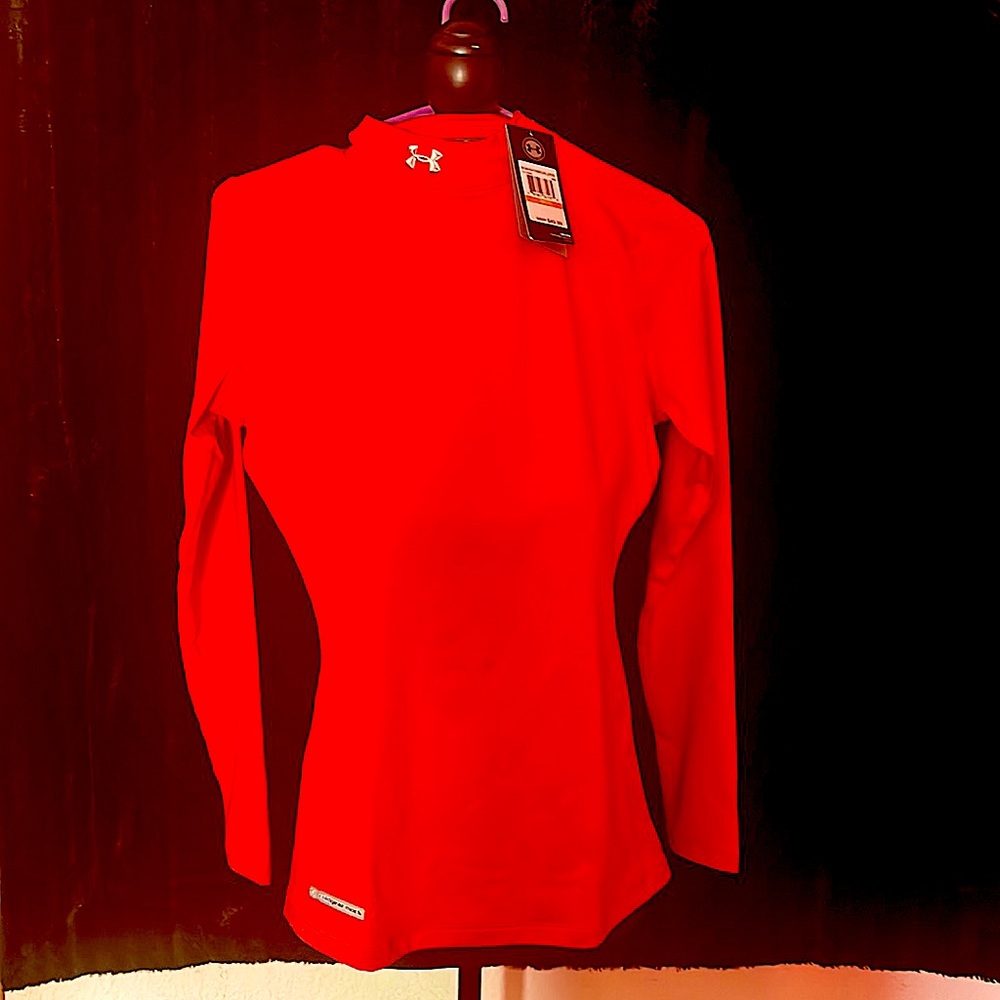NWT women’s S Under Armour bright red cold gear top